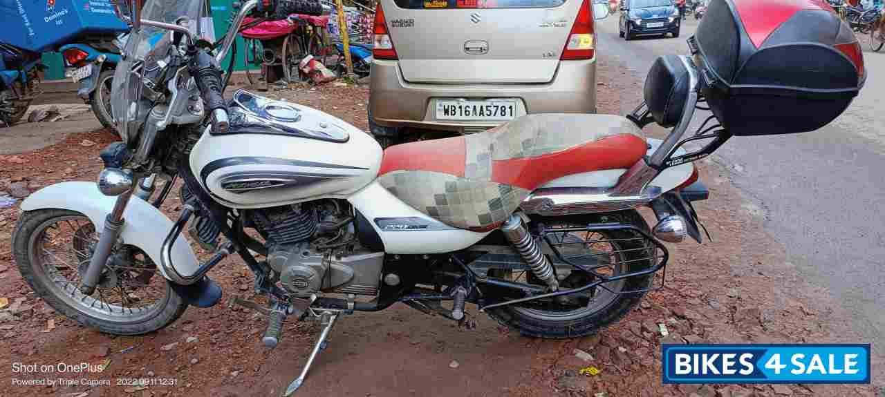 White Bajaj Avenger Cruise 220 BS6