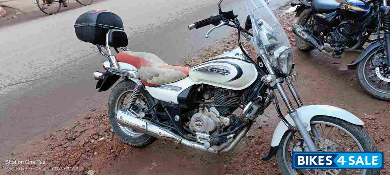 White Bajaj Avenger Cruise 220 BS6