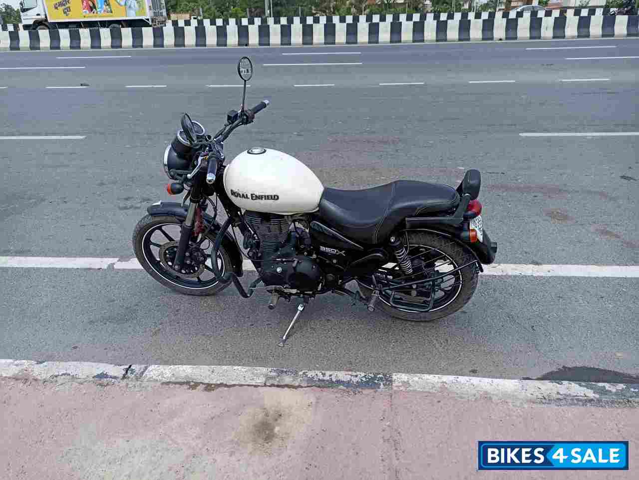 White Royal Enfield Thunderbird X 350