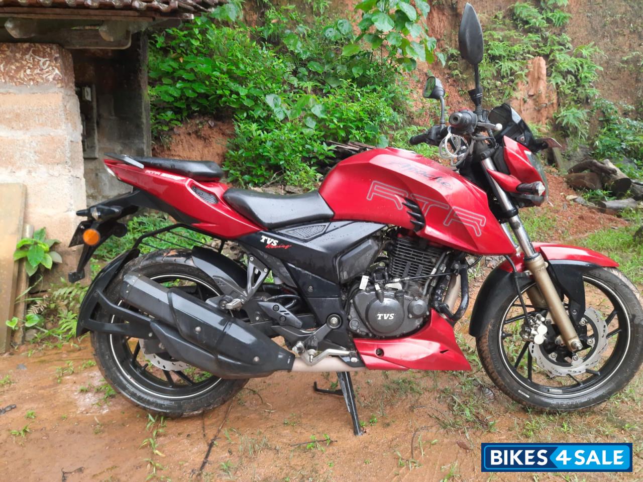 Red TVS Apache RTR 200 4V