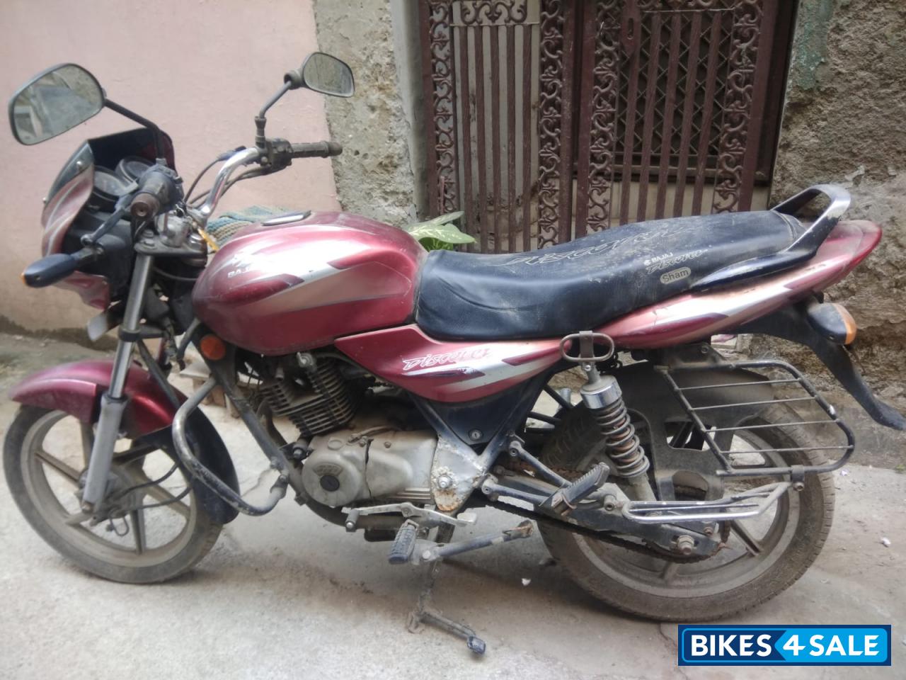 Red Bajaj Discover 125
