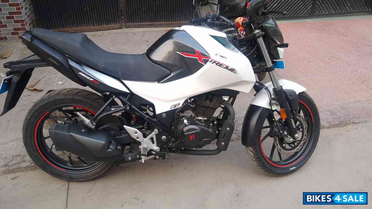 White Hero Xtreme 160R BS6