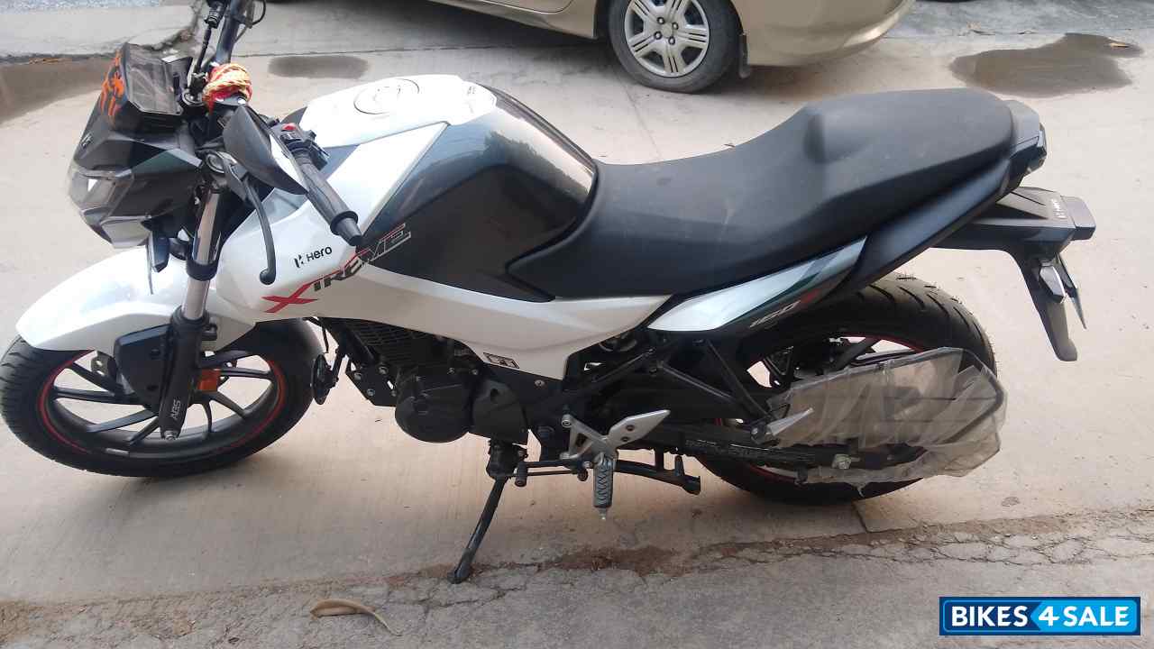 White Hero Xtreme 160R BS6