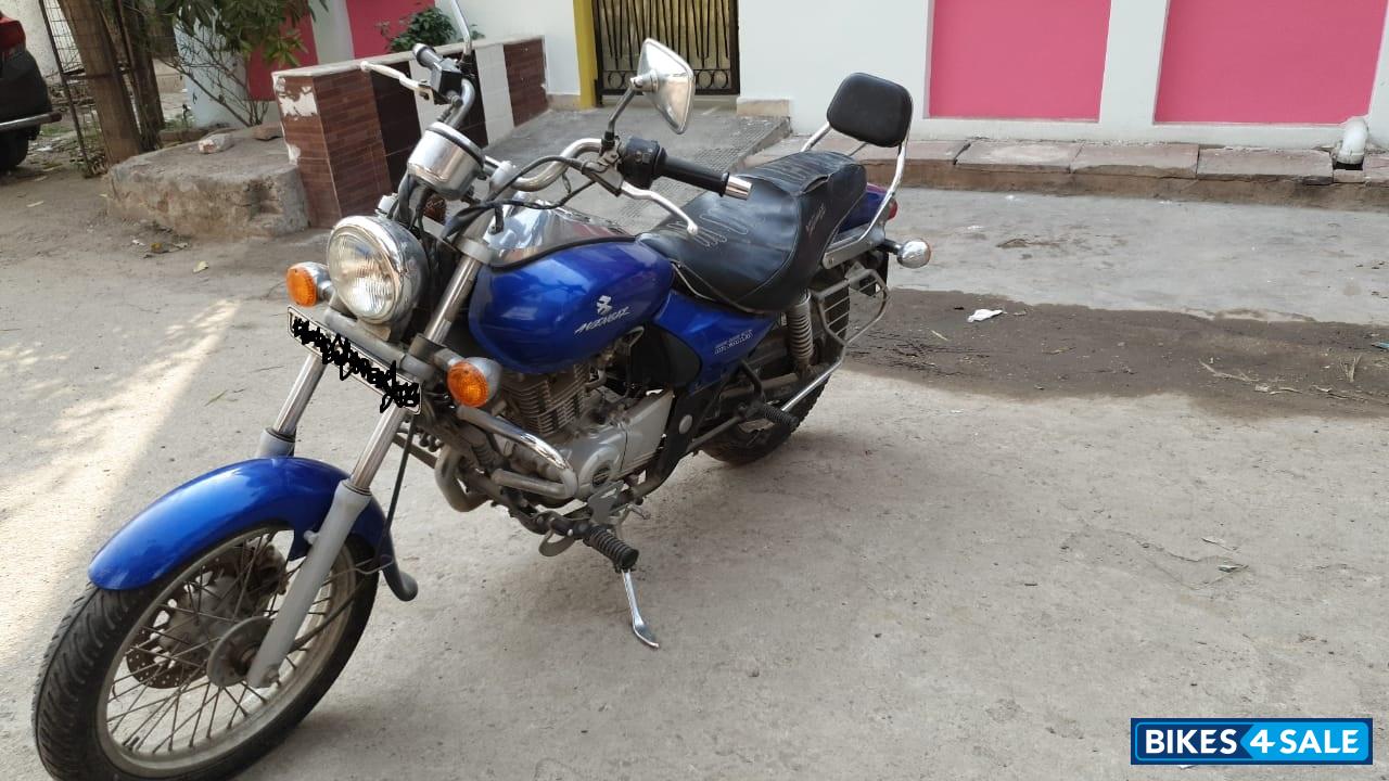 Blue Bajaj Avenger 220 DTS-i