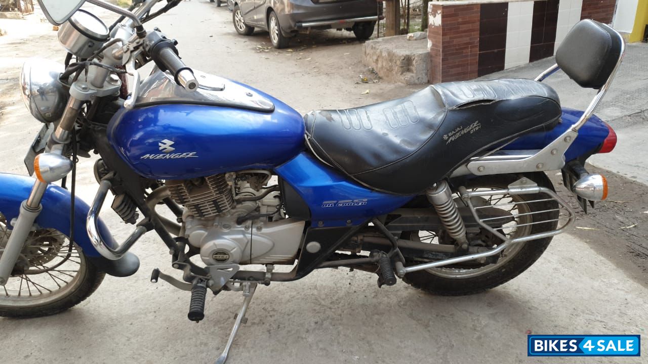 Blue Bajaj Avenger 220 DTS-i