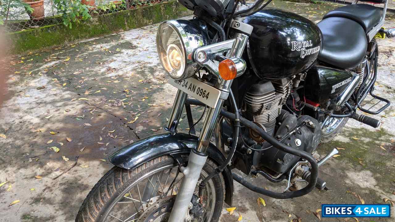 Black Royal Enfield Thunderbird 350