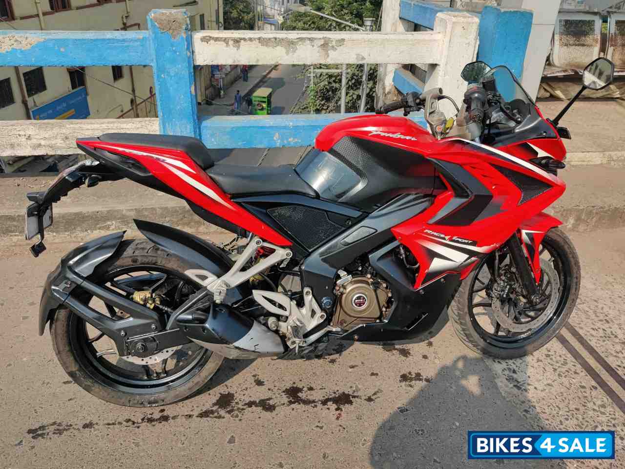 Red Bajaj Pulsar RS 200