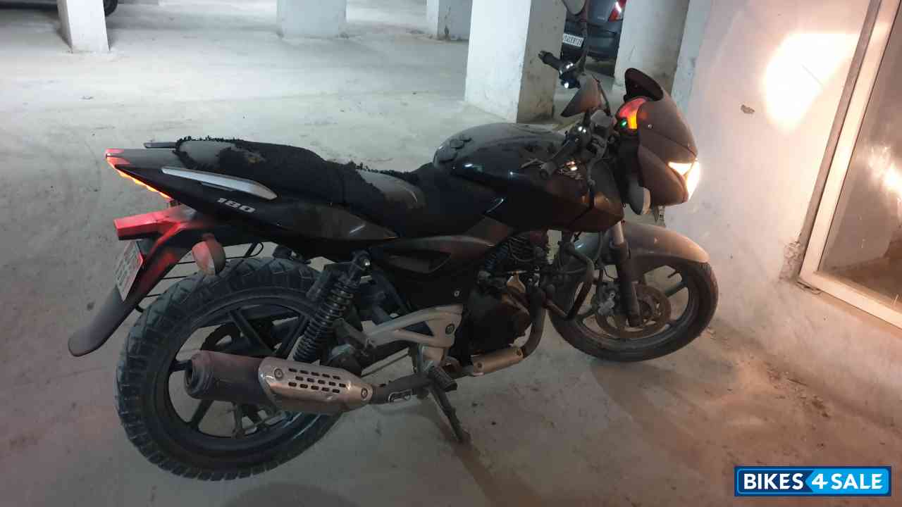 Black Bajaj Pulsar 180