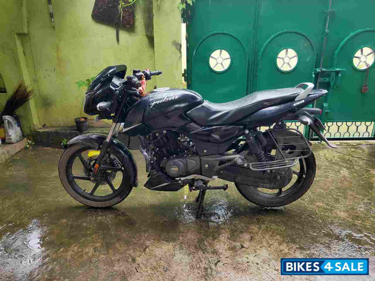 Black Bajaj Pulsar 150 Twin Disc BS6