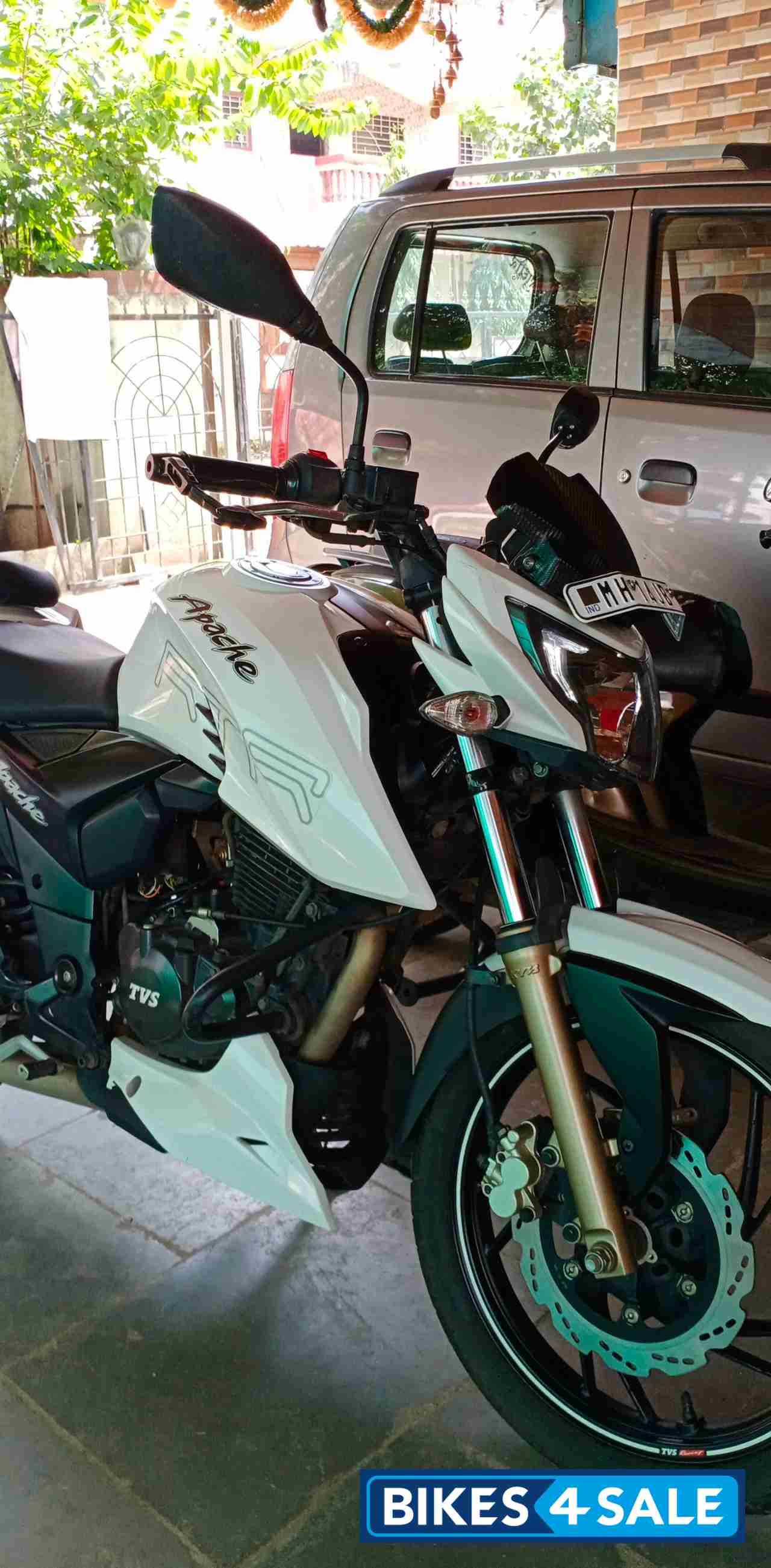 White TVS Apache RTR 200 4V 2020