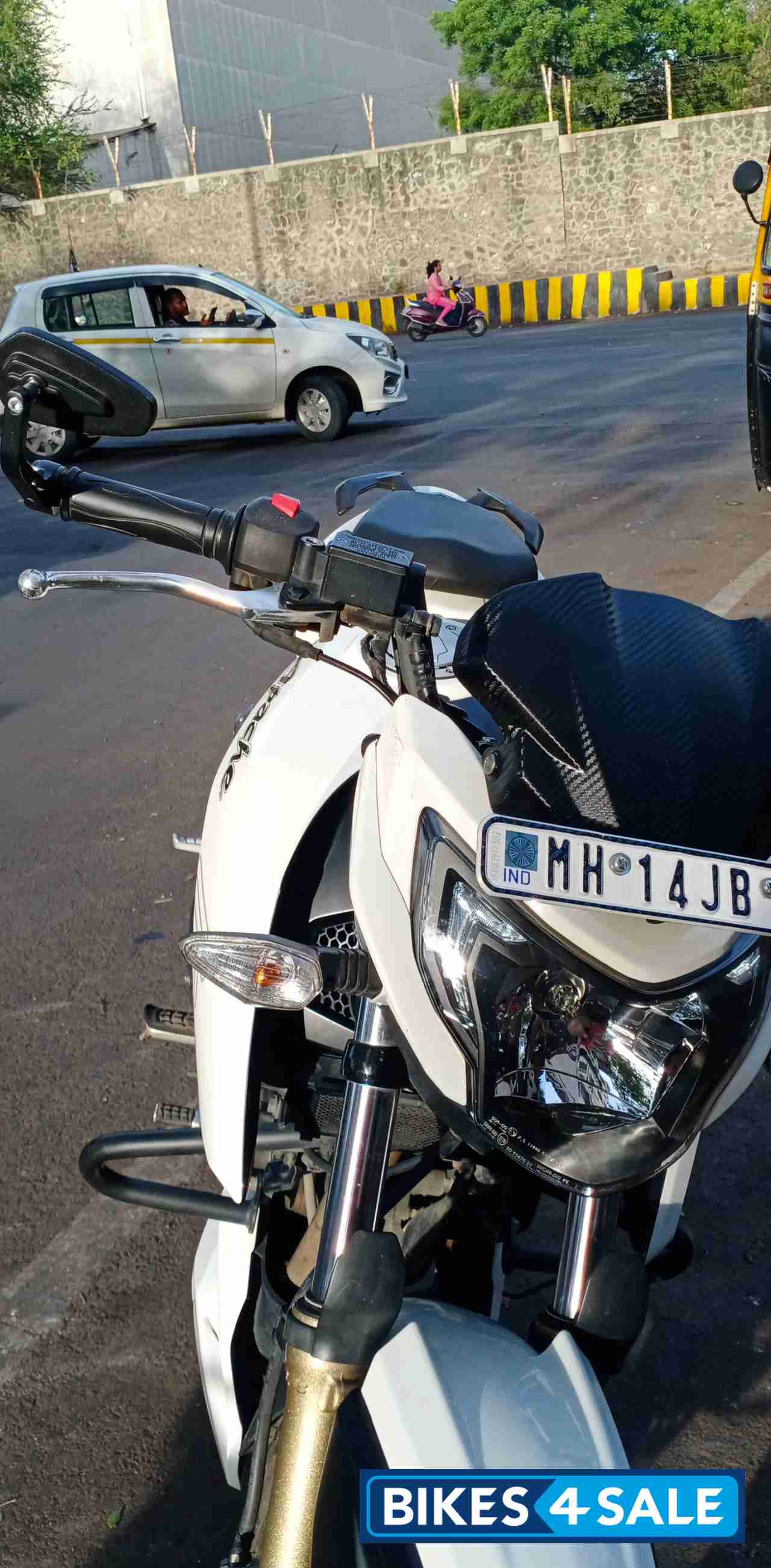 White TVS Apache RTR 200 4V 2020