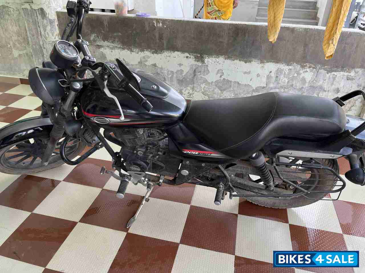 Matt Black Bajaj Avenger 220 DTS-i