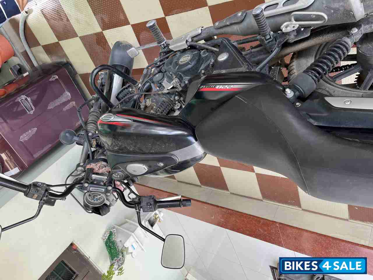 Matt Black Bajaj Avenger 220 DTS-i