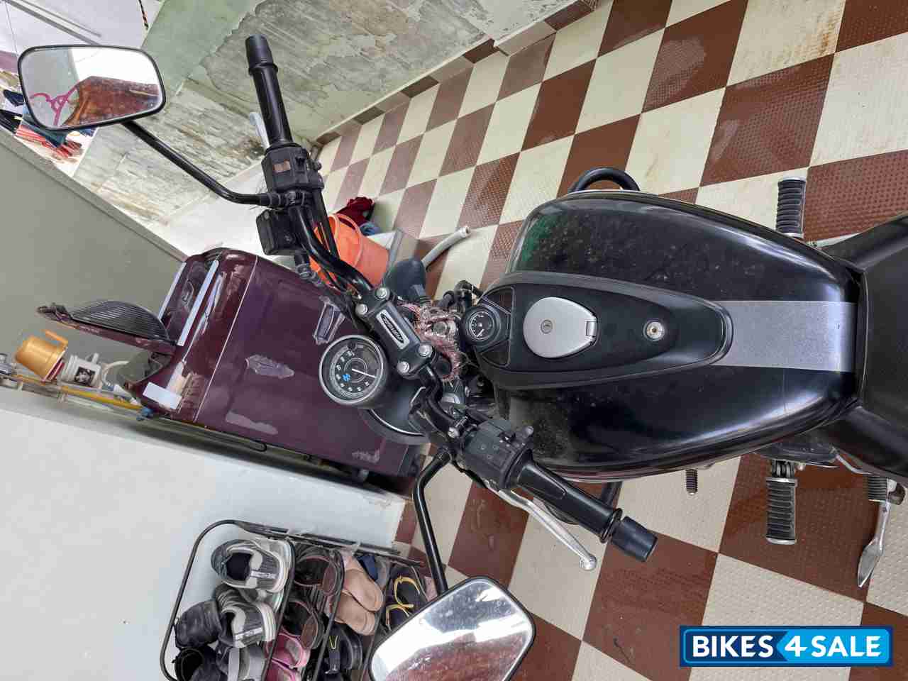 Matt Black Bajaj Avenger 220 DTS-i