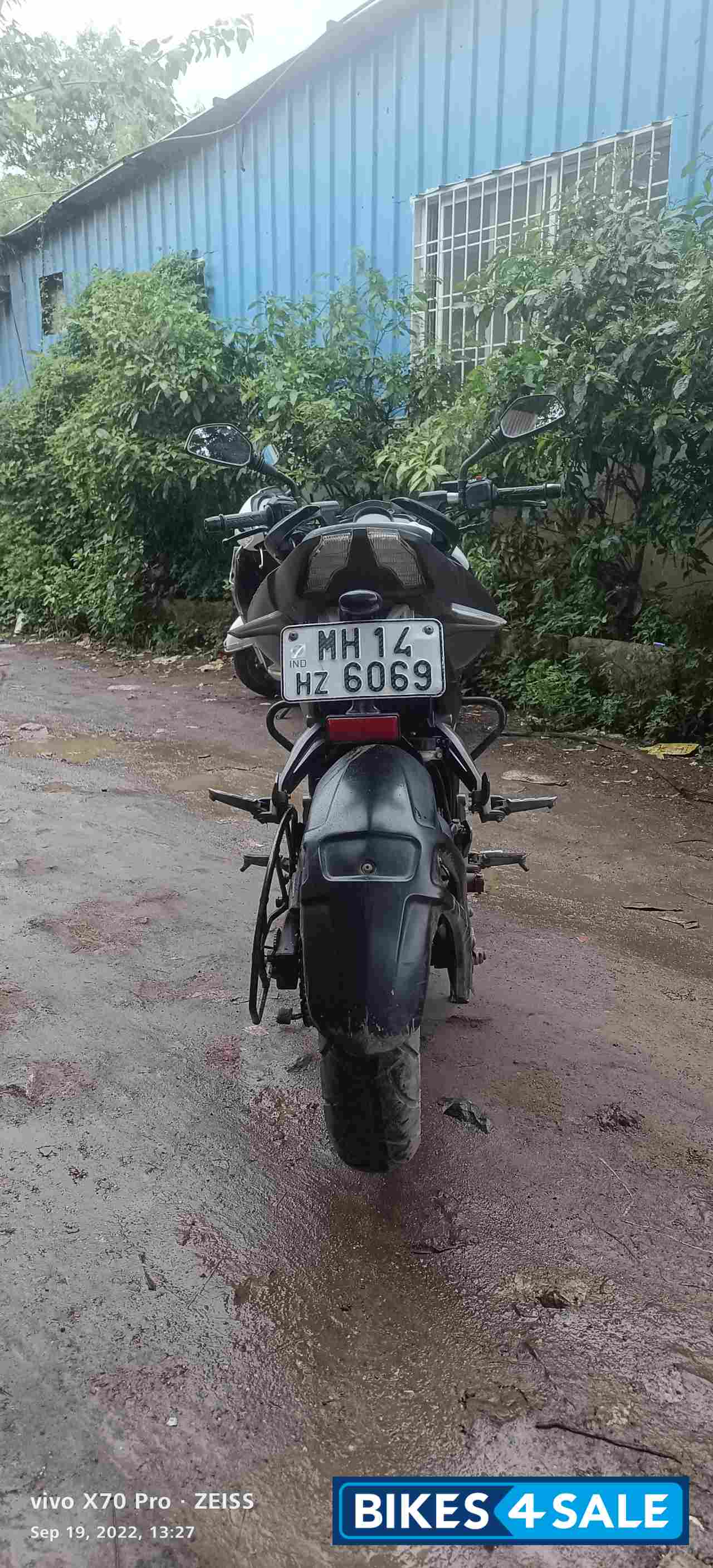 White Bajaj Pulsar 200 NS