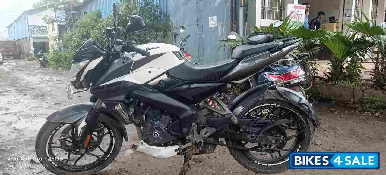 White Bajaj Pulsar 200 NS White Bajaj Pulsar 200 NS