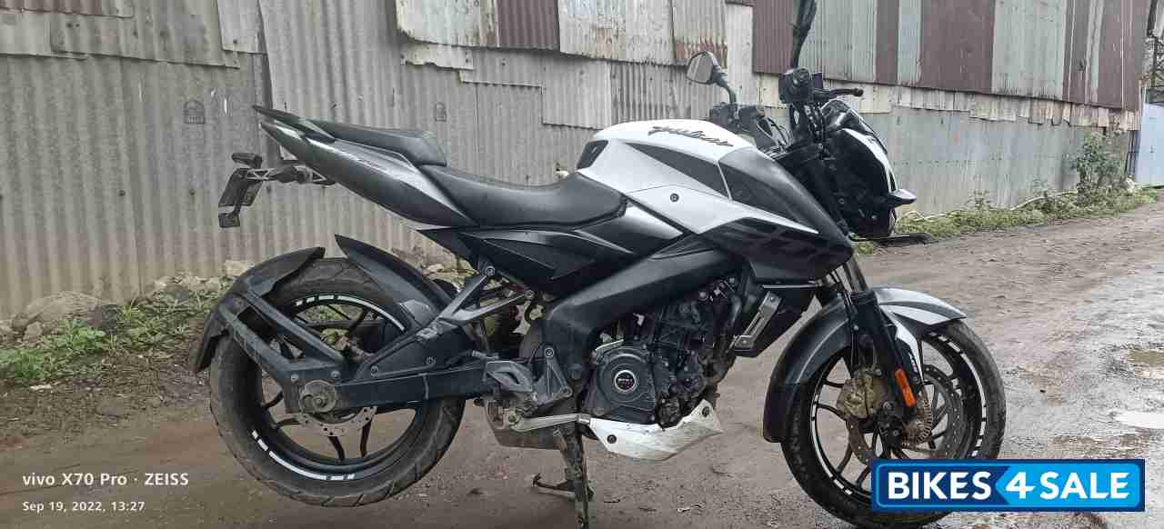 White Bajaj Pulsar 200 NS White Bajaj Pulsar 200 NS