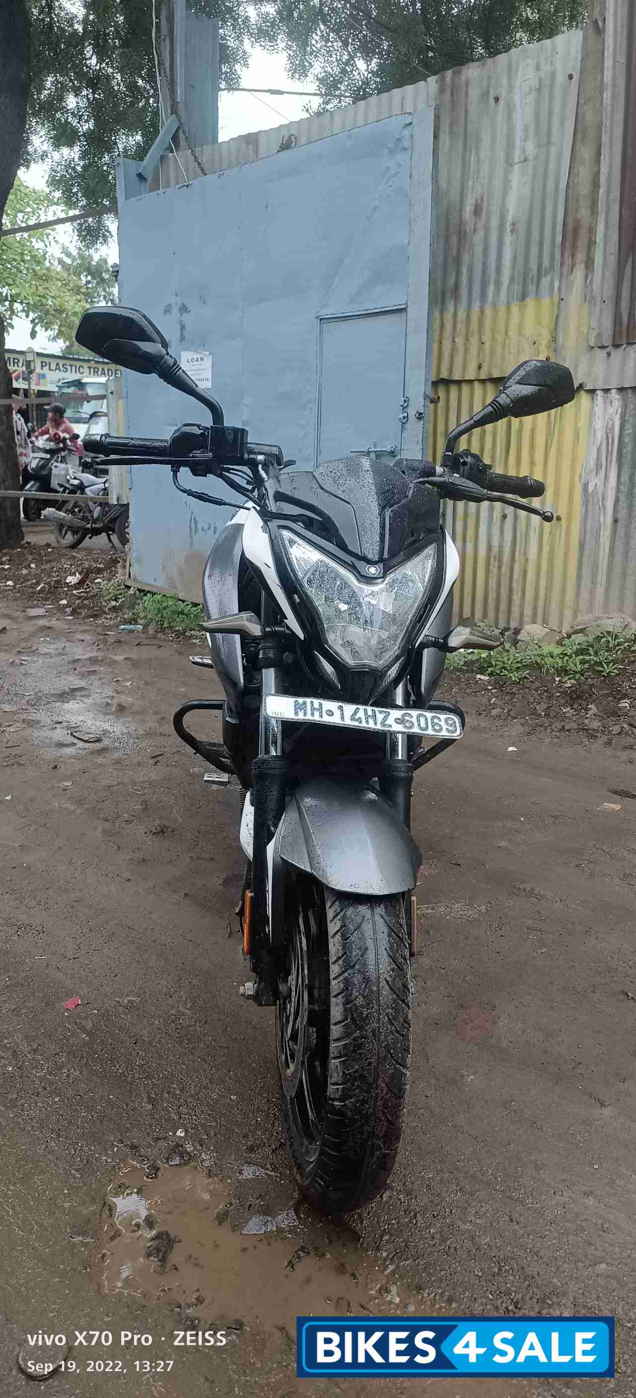 White Bajaj Pulsar 200 NS White Bajaj Pulsar 200 NS
