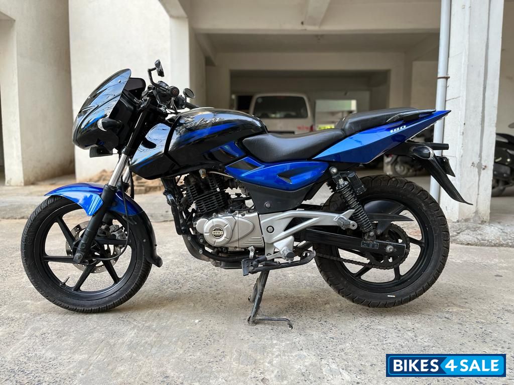 Sapphire Blue Bajaj Pulsar 180