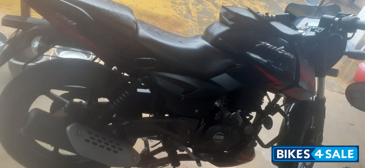 Ebony Black Red Bajaj Pulsar 150 Twin Disc