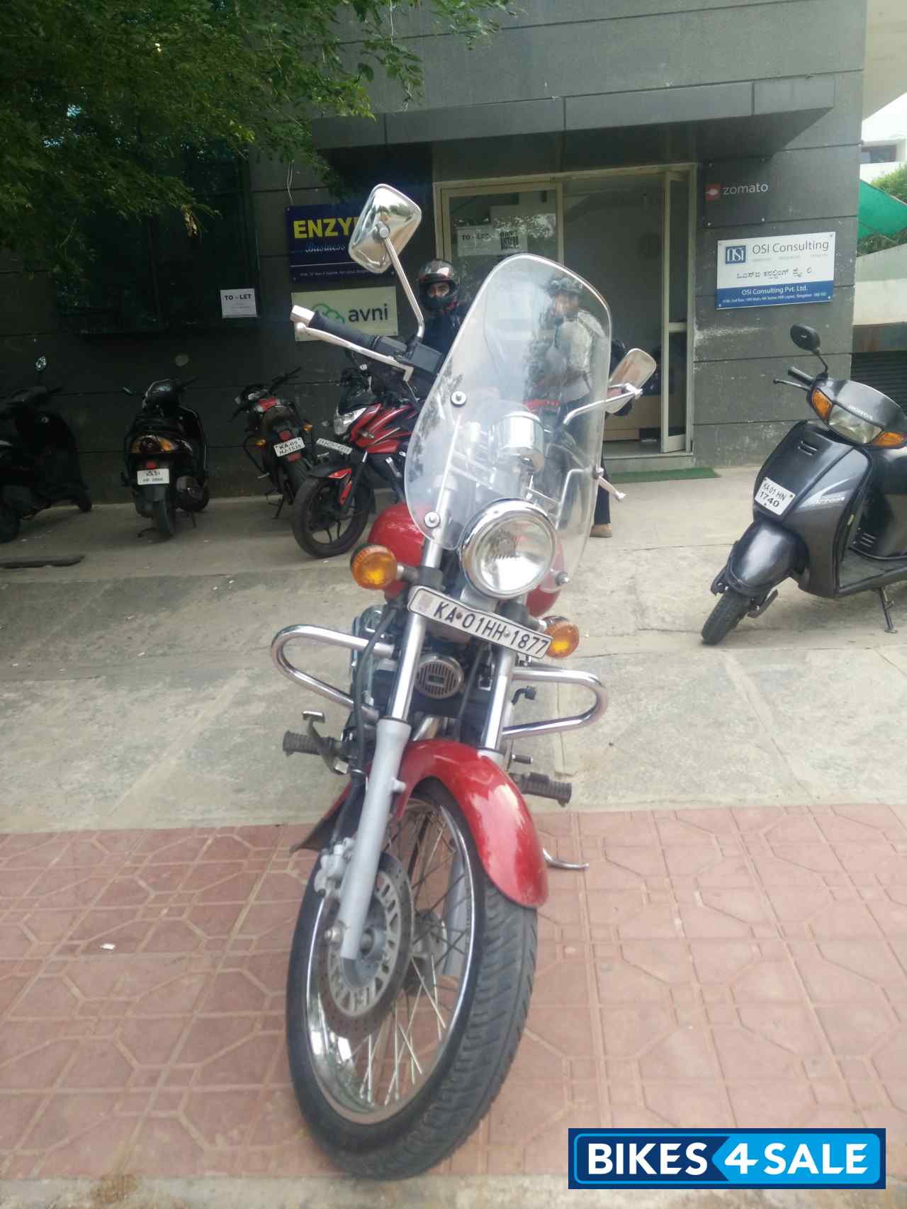 Red Bajaj Avenger 220 DTS-i