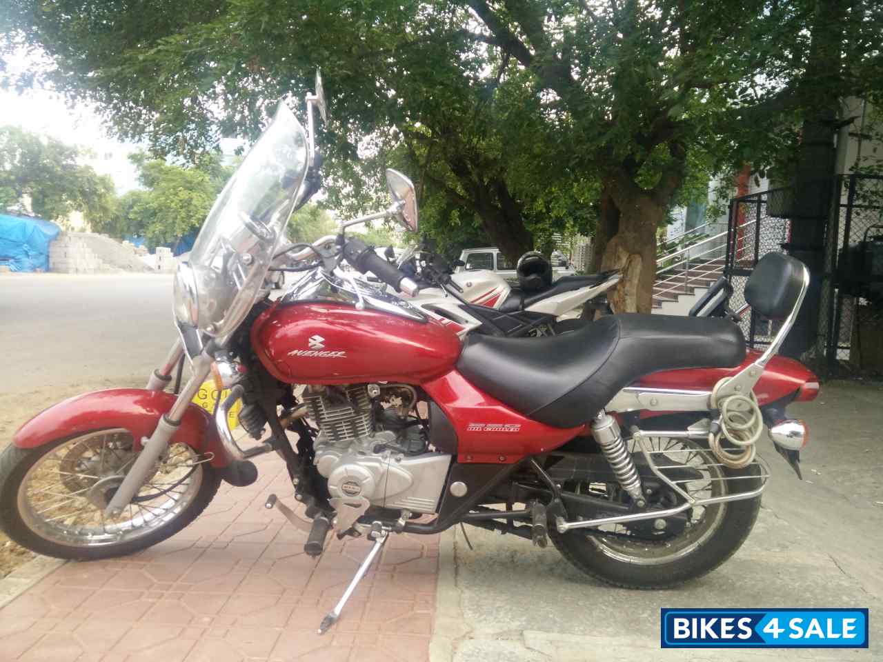 Red Bajaj Avenger 220 DTS-i Red Bajaj Avenger 220 DTS-i