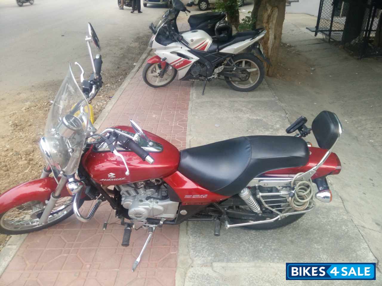 Red Bajaj Avenger 220 DTS-i Red Bajaj Avenger 220 DTS-i