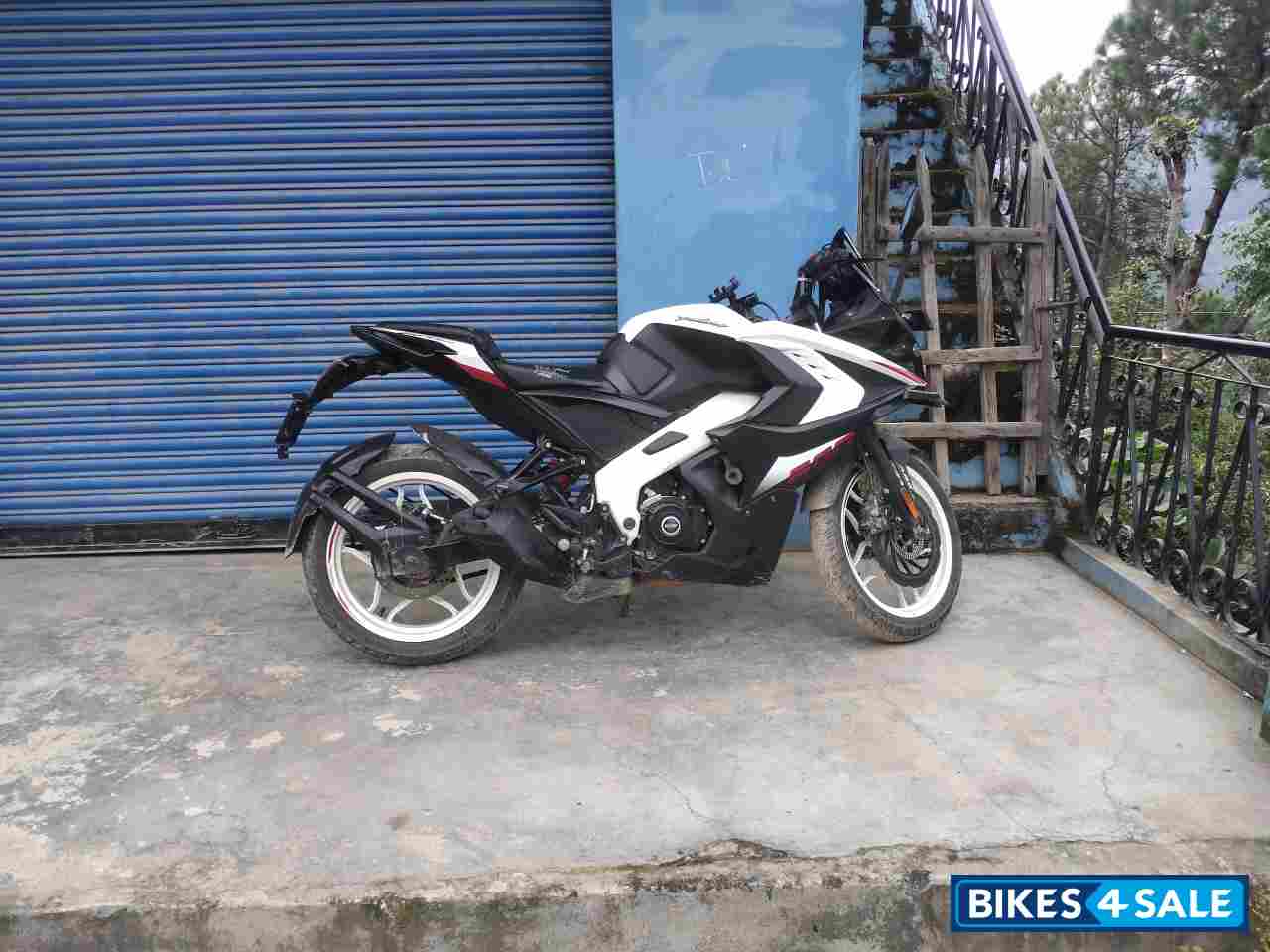 Pearl White Bajaj Pulsar RS 200 BS6