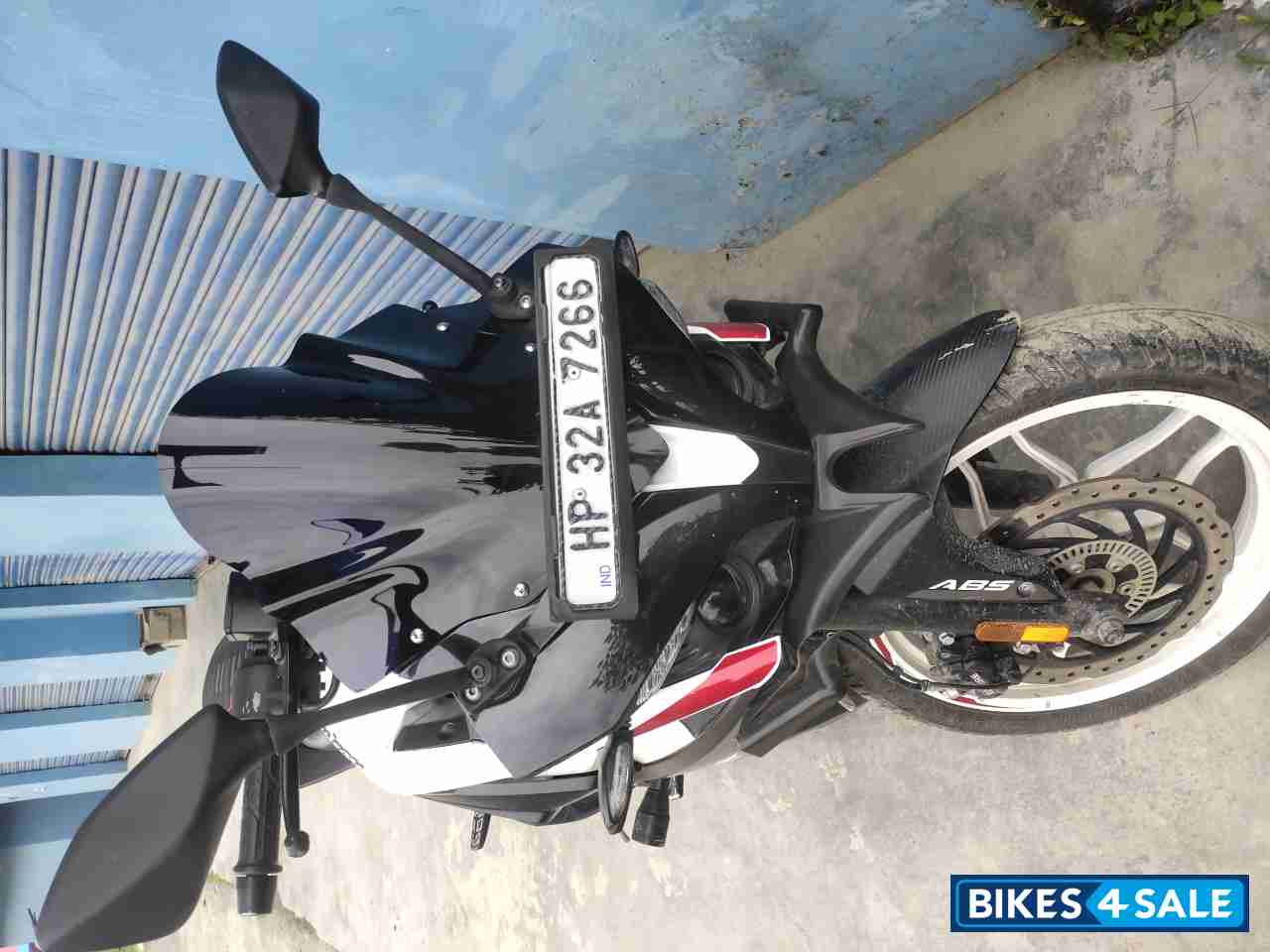 Pearl White Bajaj Pulsar RS 200 BS6