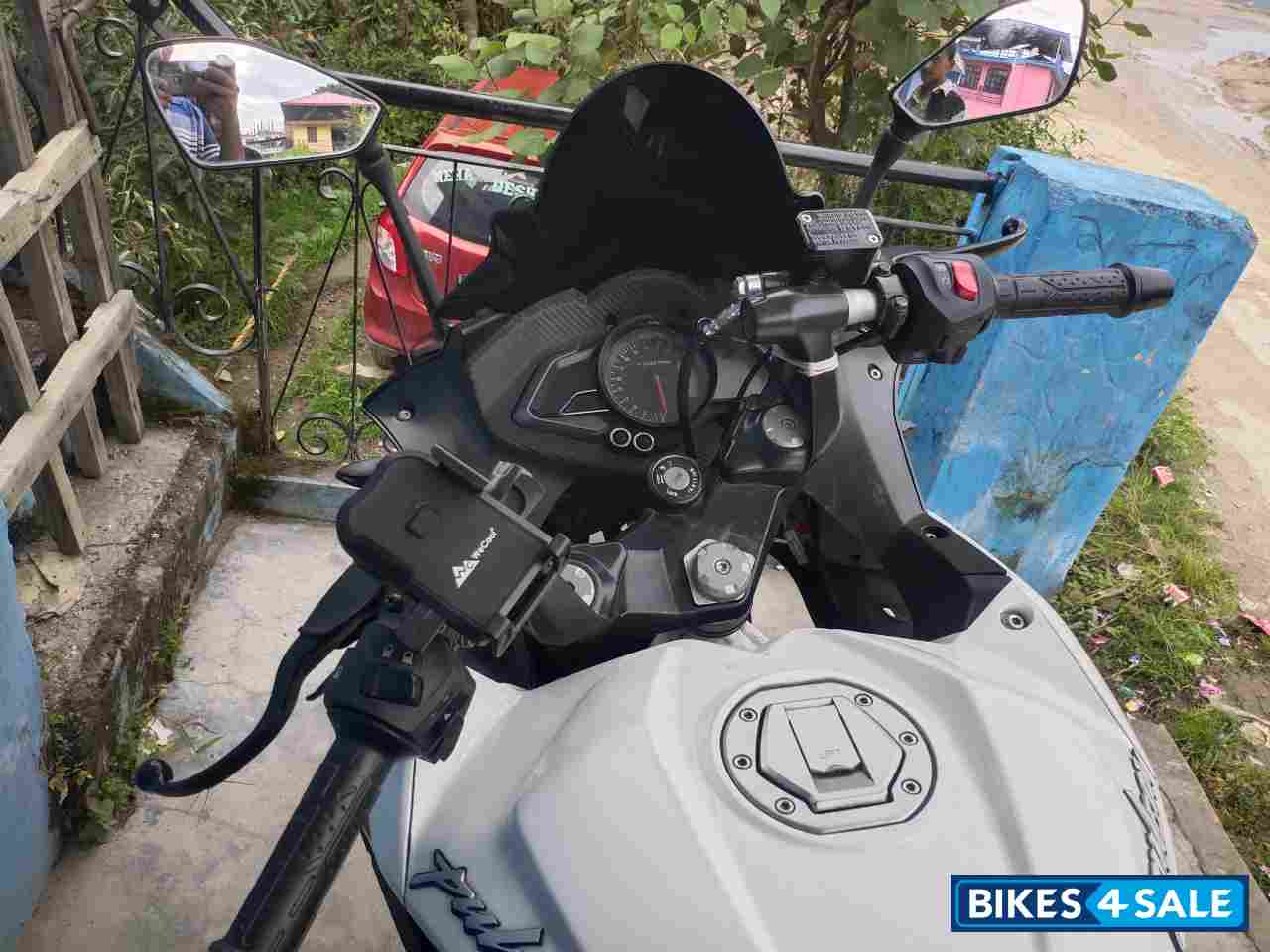 Pearl White Bajaj Pulsar RS 200 BS6