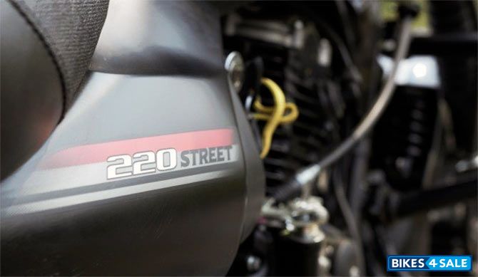 Matte-black Bajaj Avenger Street 220