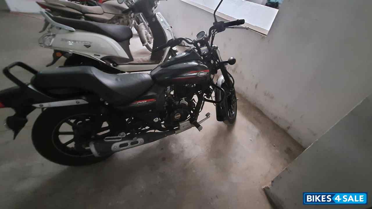 Matte-black Bajaj Avenger Street 220