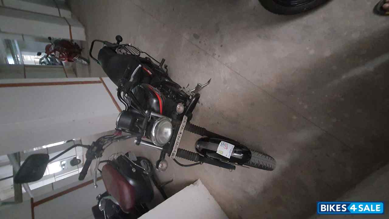 Matte-black Bajaj Avenger Street 220