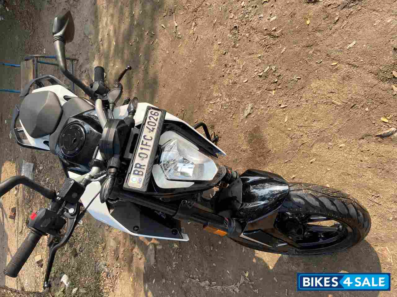 Black White KTM Duke 125 Black White KTM Duke 125