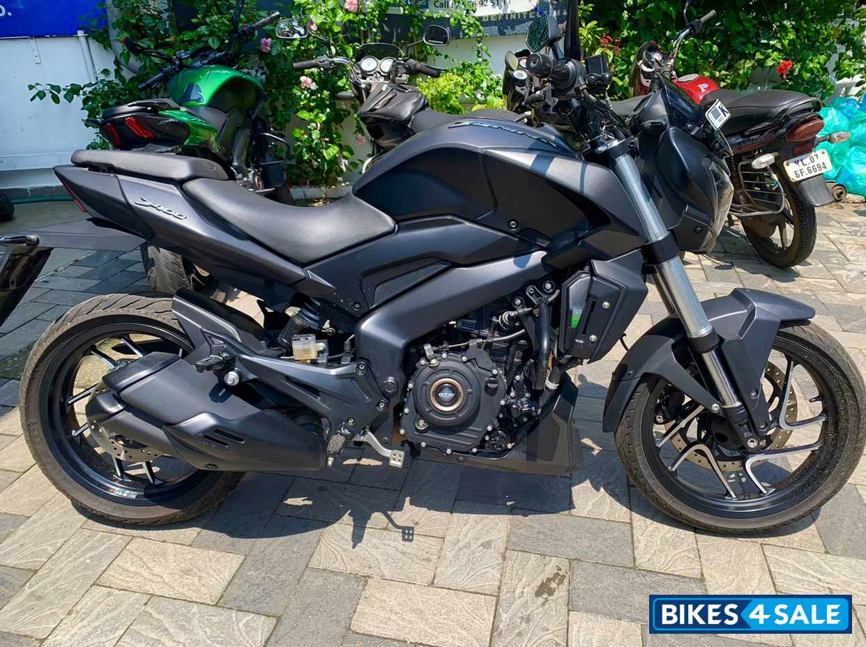 Black Bajaj Dominar 400