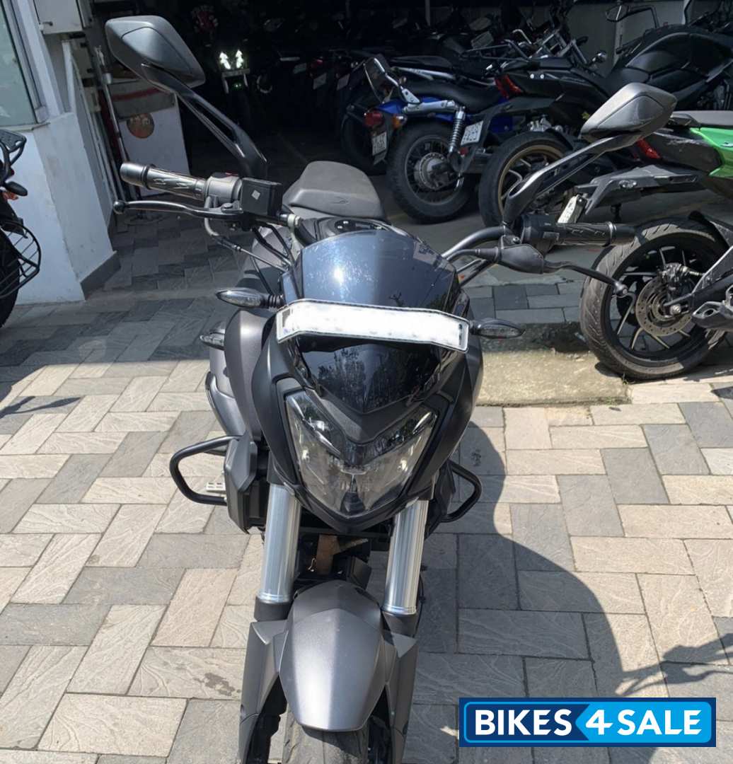 Black Bajaj Dominar 400