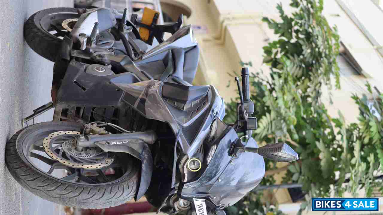 Bajaj Pulsar RS 200 ABS