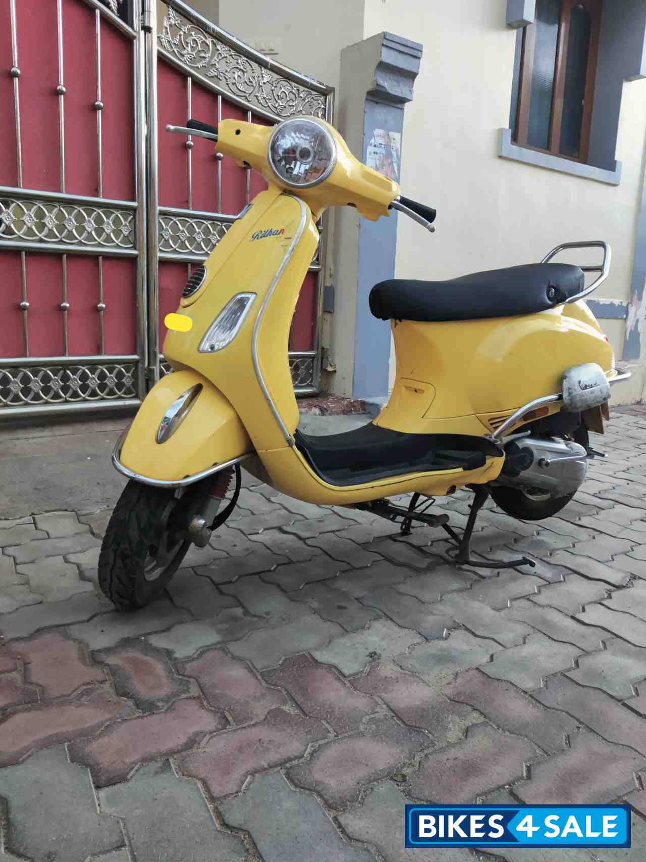 Yellow Piaggio 125cc Yellow Piaggio 125cc