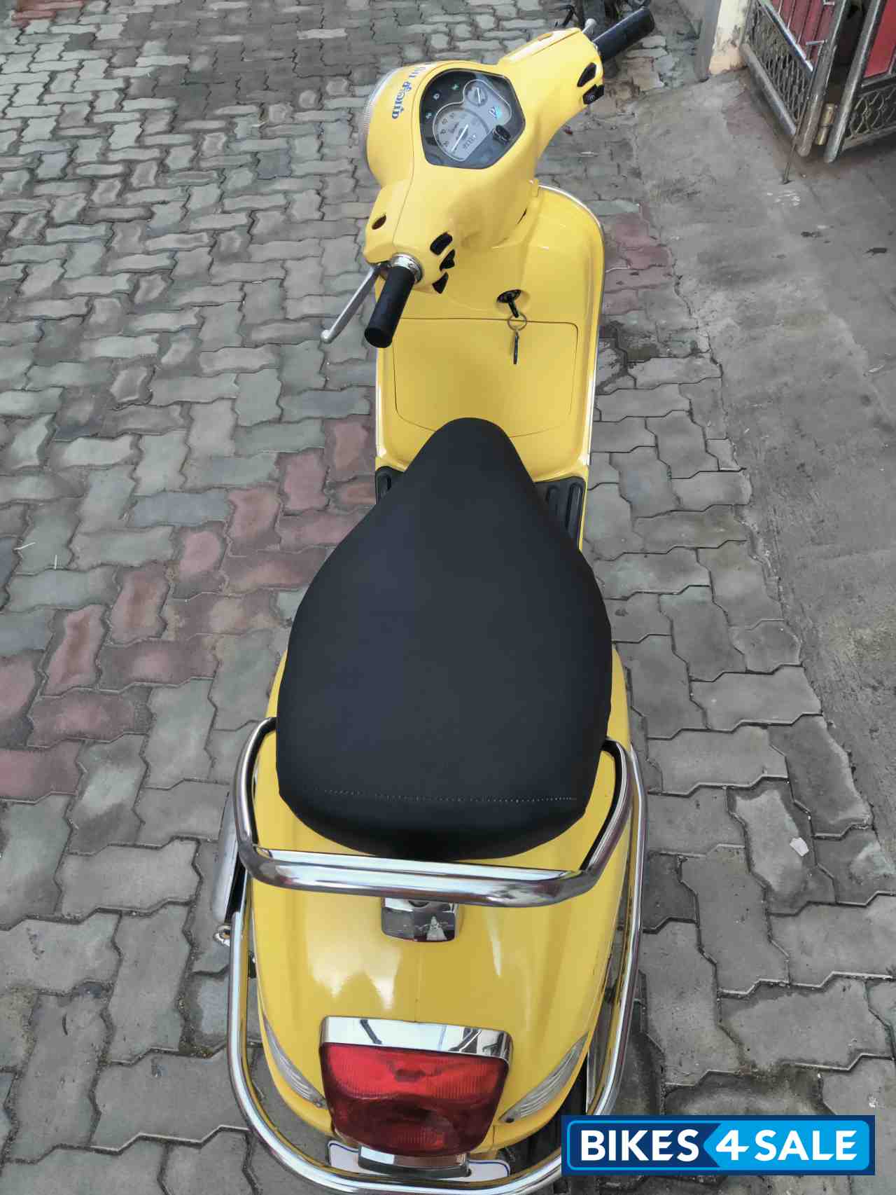 Yellow Piaggio 125cc Yellow Piaggio 125cc