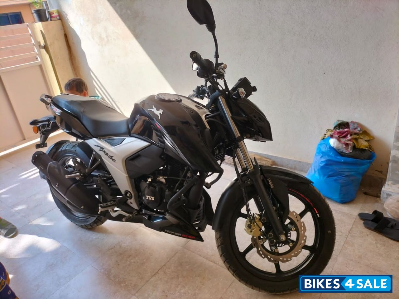 Mate Black TVS Apache RTR 160 4V Special Edition