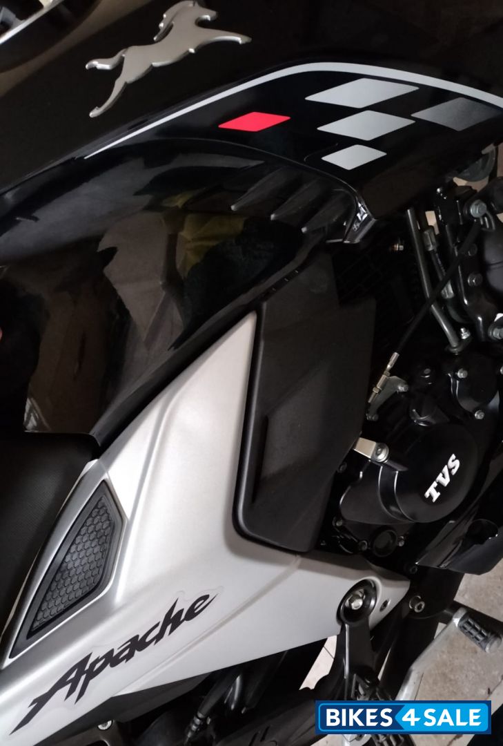 Mate Black TVS Apache RTR 160 4V Special Edition