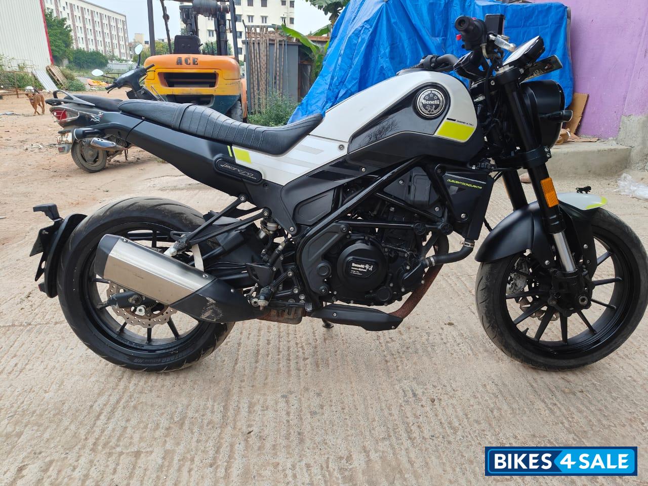 White Benelli Leoncino 250