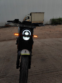 White Benelli Leoncino 250