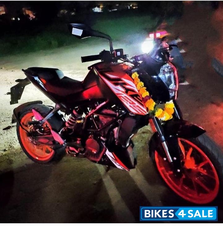 Orange KTM Duke 125 Orange KTM Duke 125