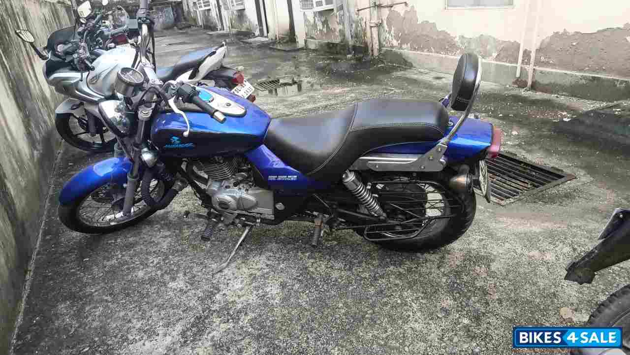 Plasma Blue Bajaj Avenger 200 DTS-i
