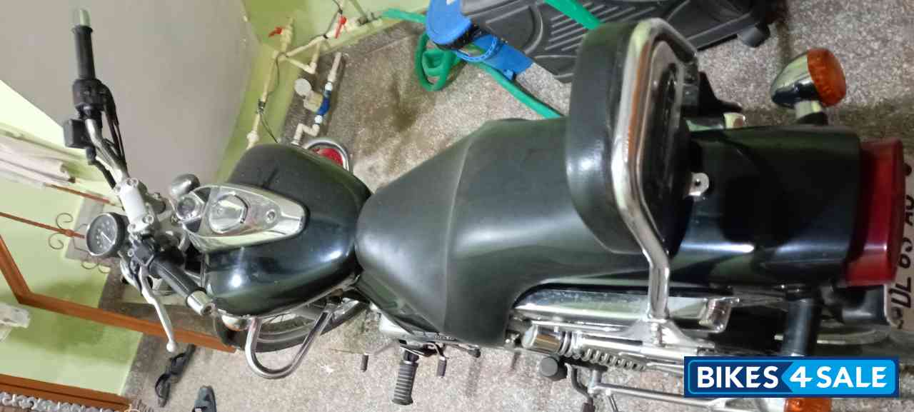 Black Bajaj Avenger 220 DTS-i