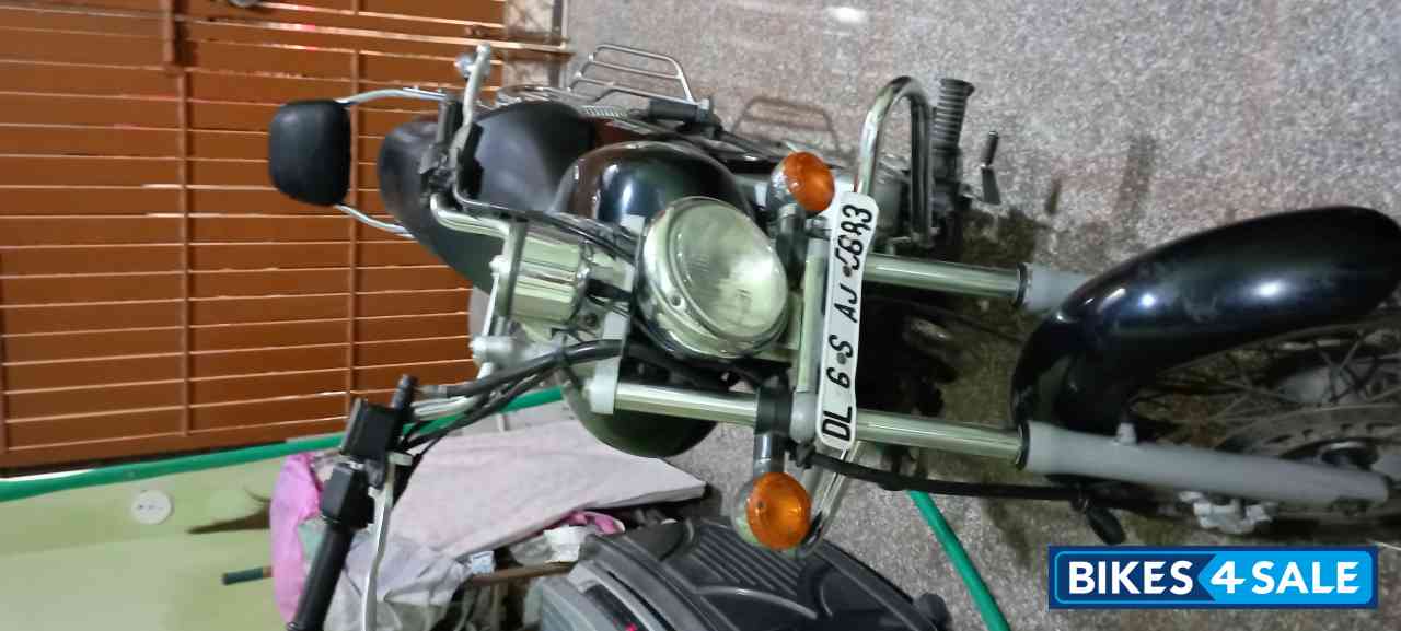 Black Bajaj Avenger 220 DTS-i