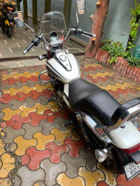 White Bajaj Avenger Cruise 220