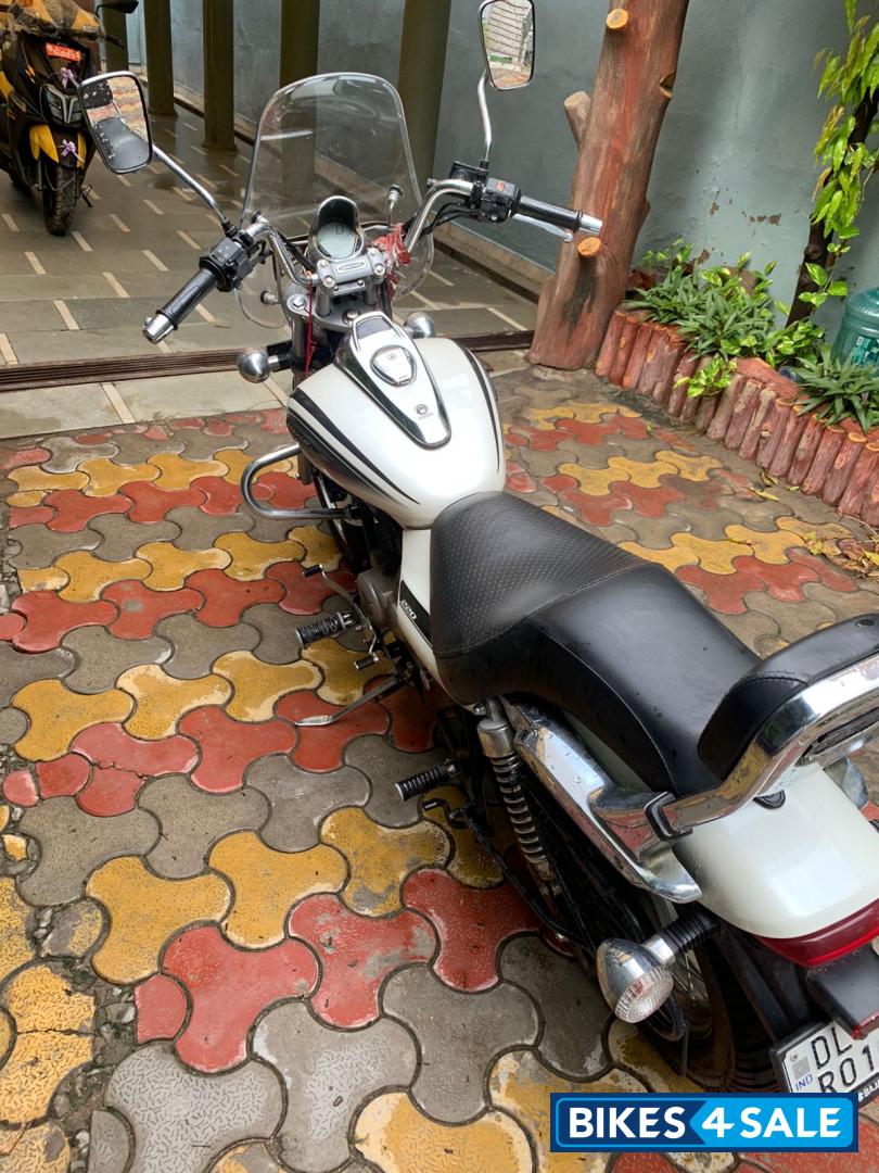White Bajaj Avenger Cruise 220