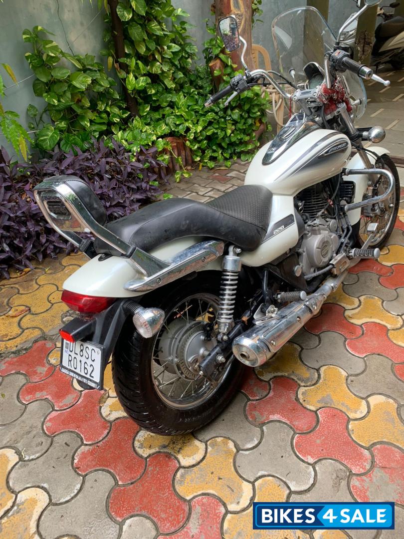 White Bajaj Avenger Cruise 220